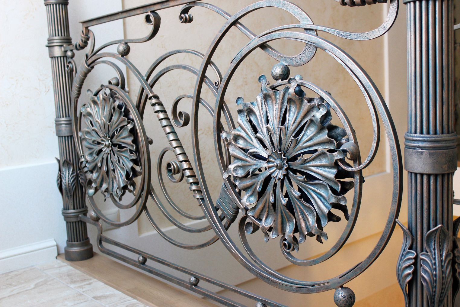 лестница на второй этаж на даче в Санкт-Петербурге и Беларуси